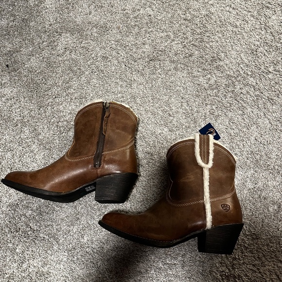 Ariat Shoes - ARIAT Darlin Sandstorm Leather Shearling Boots Almond Toe Western Women’s 8 B